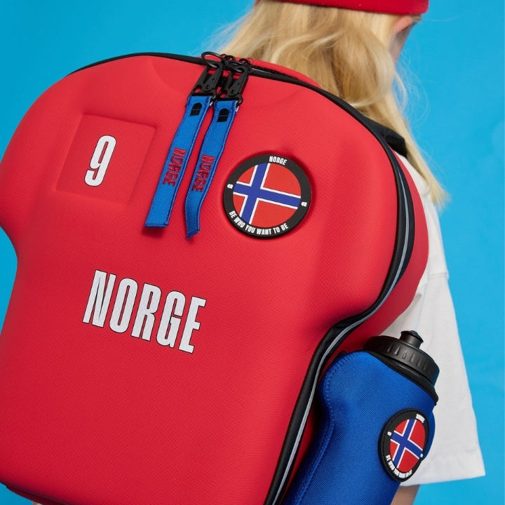 Person wearing a red sports bag with 'Norge' and Norwegian flag design on a blue background